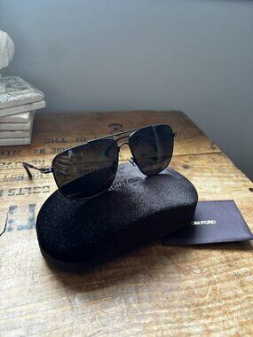 Authentic Tom Ford Black Aviator Sunglasses TF815 Len Polarized, Like NEW!